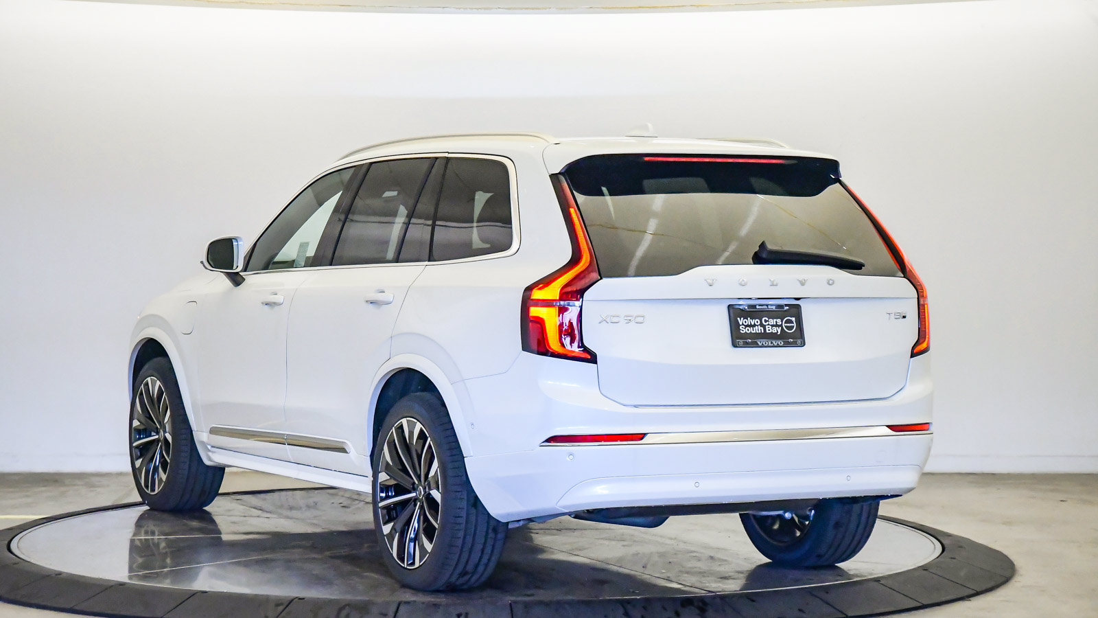 New 2026 Volvo XC90 T8 Plus w/ Protection Package Premier AWD/4WD image 2
