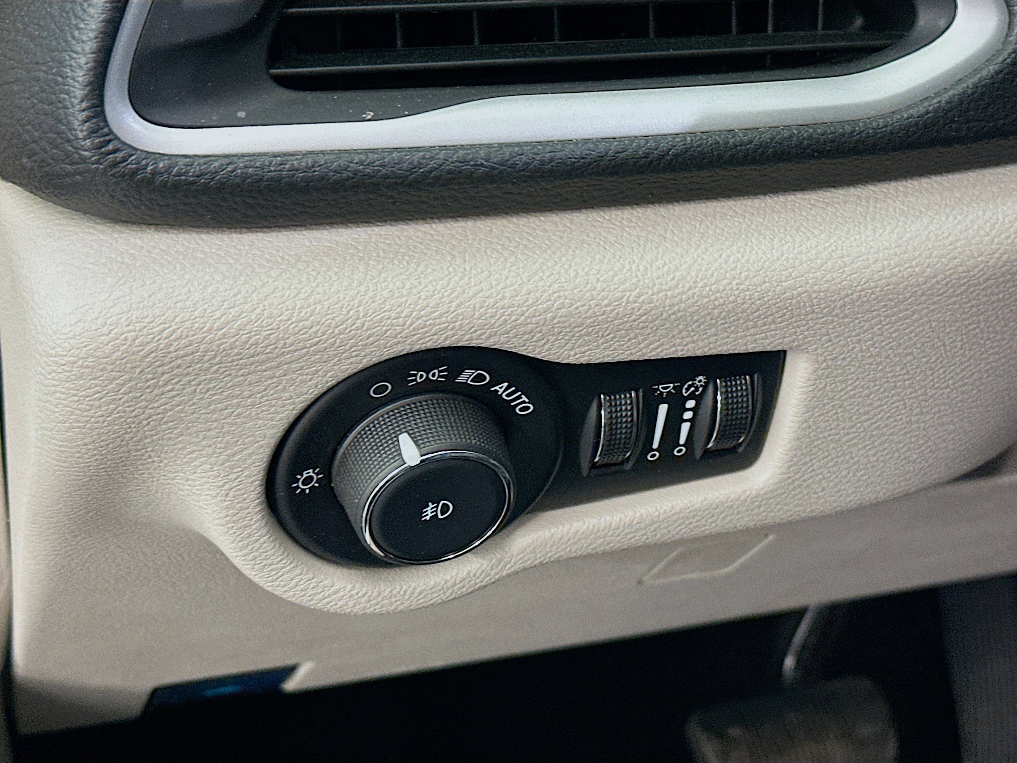 Used 2024 Chrysler Pacifica Touring-L image 17