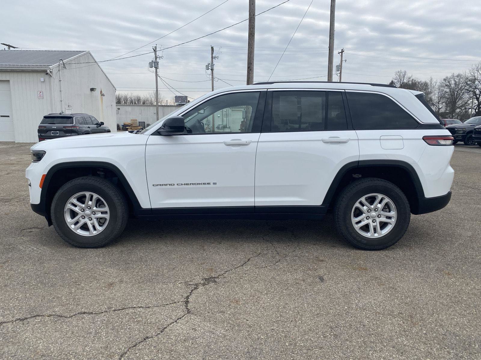 Used 2022 Jeep Grand Cherokee Laredo w/ Luxury Tech Group I image 2