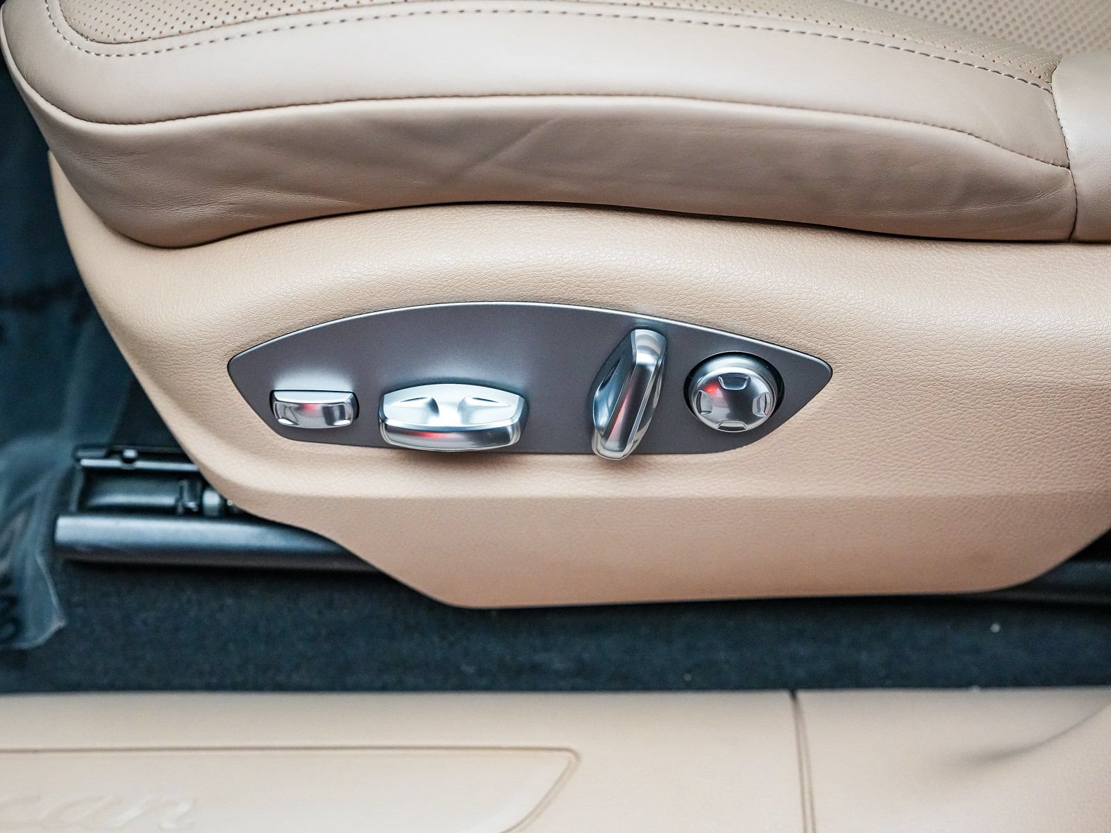 Certified 2026 Porsche Macan AWD/4WD image 22
