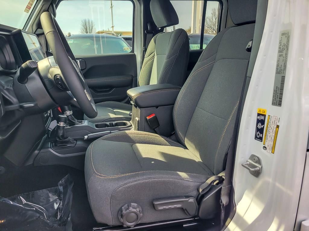 Used 2025 Jeep Wrangler Unlimited Sahara image 8