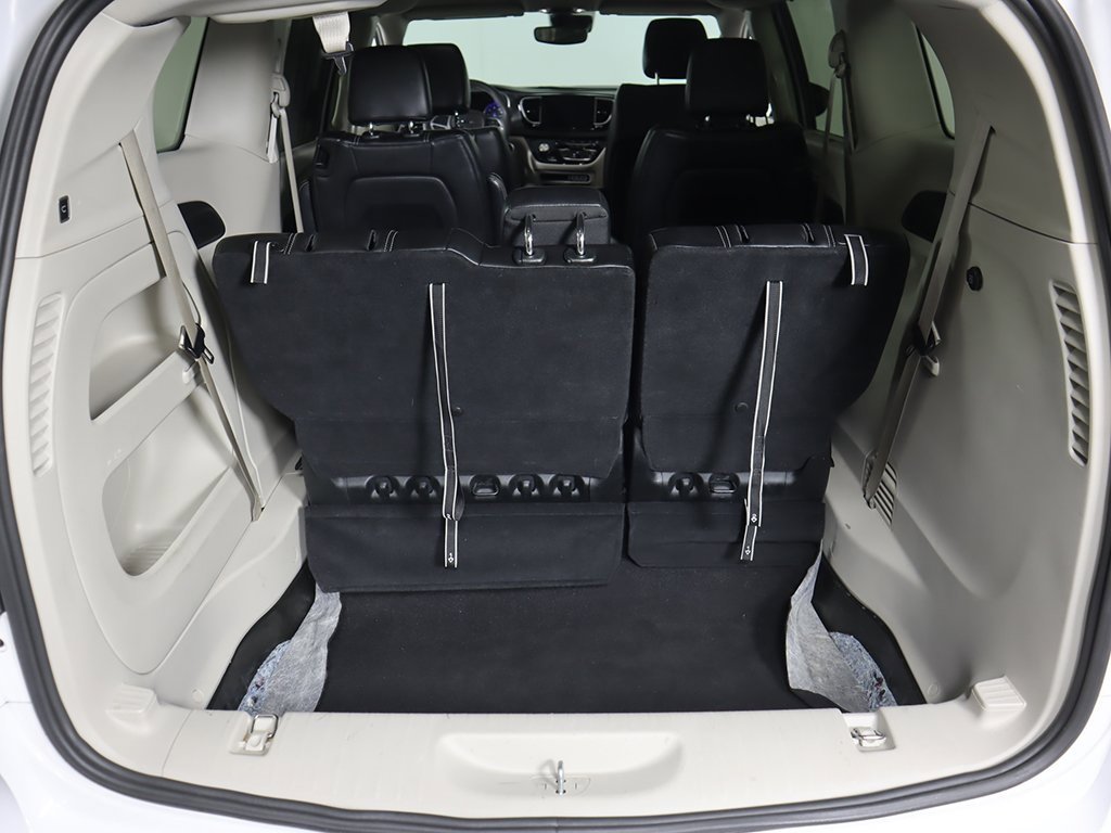 Used 2024 Chrysler Pacifica Touring-L image 19