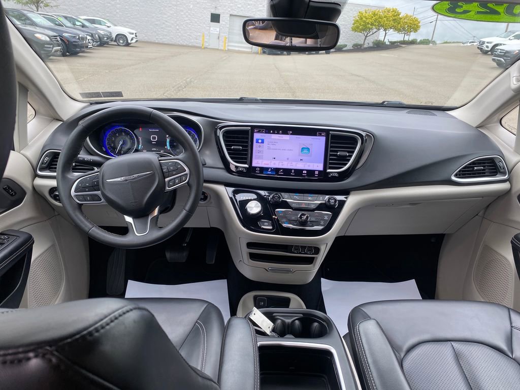 Used 2023 Chrysler Pacifica Touring-L FWD image 14