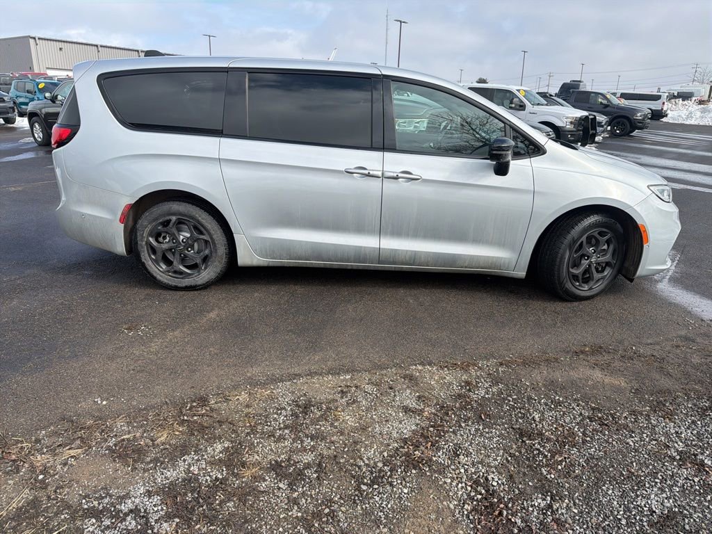 Used 2023 Chrysler Pacifica Limited w/ S Appearance Package image 8