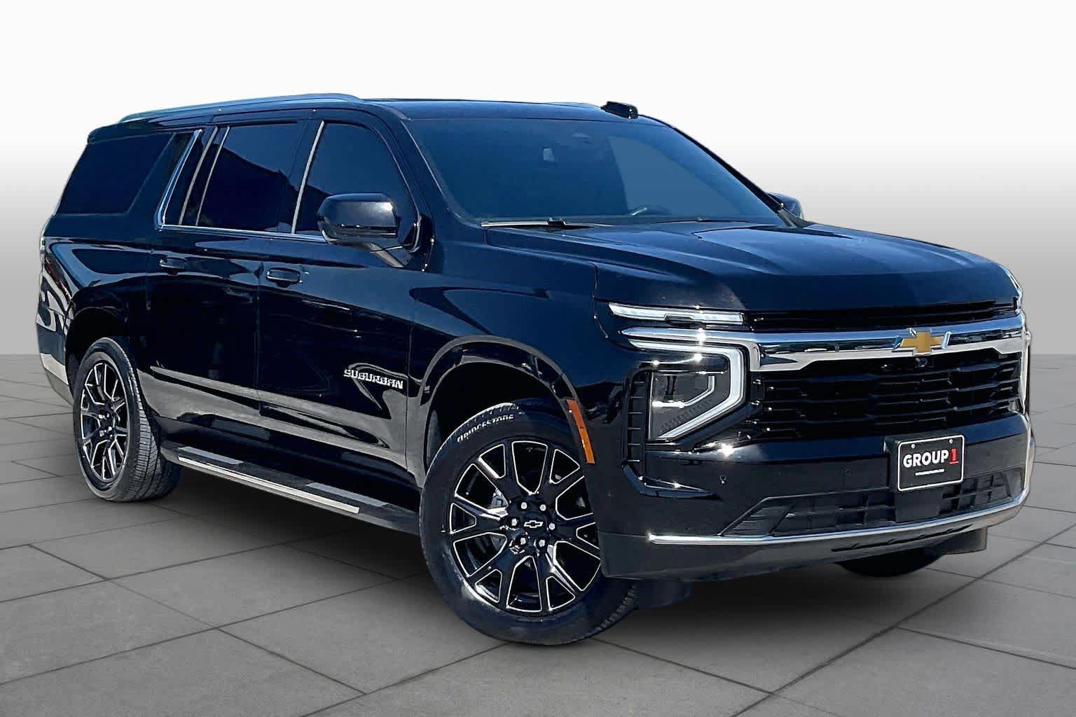 Used 2025 Chevrolet Suburban LS RWD image 3