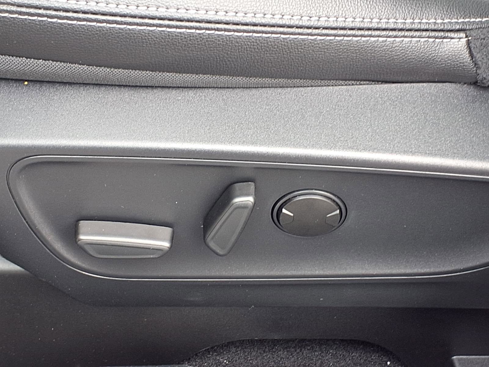 Used 2024 Ford Escape SE w/ PHEV Premium Package image 4