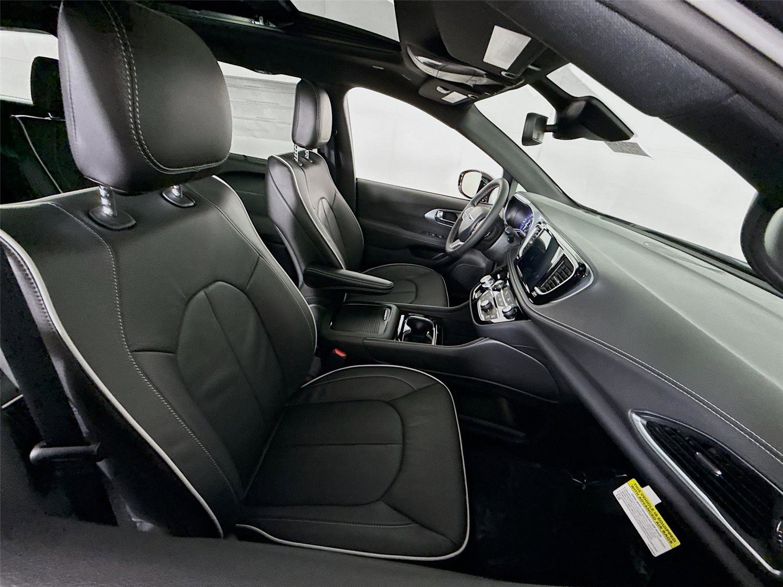 New 2026 Chrysler Pacifica Limited w/ Trailer Tow Group image 24