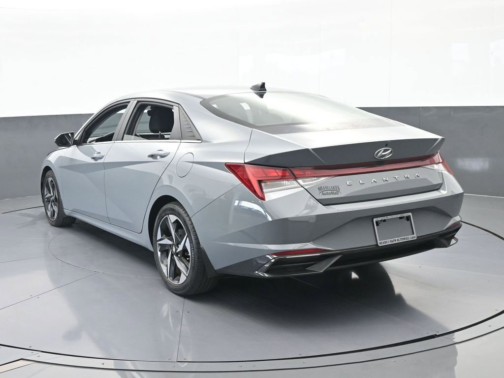 Used 2022 Hyundai Elantra SEL w/ Convenience + Premium Package FWD image 4