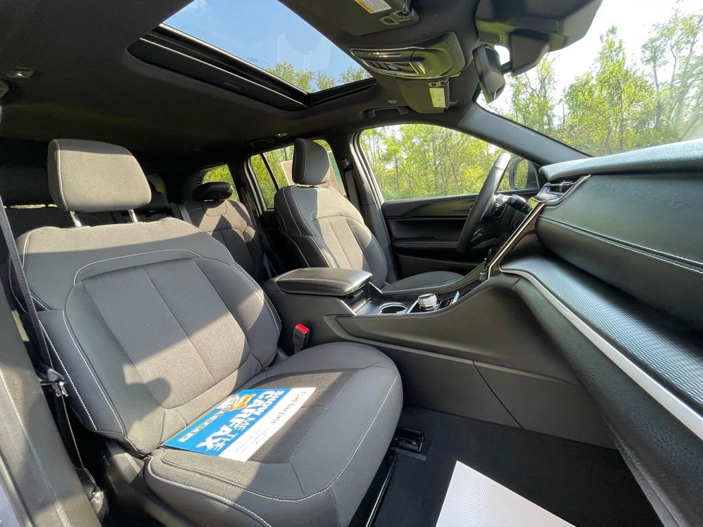 Used 2024 Jeep Grand Cherokee Laredo X w/ Luxury Tech Group I AWD/4WD image 12