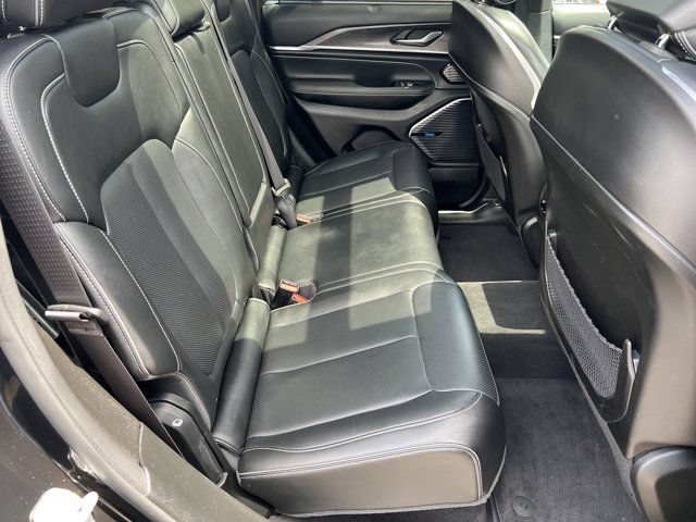 Certified 2022 Jeep Grand Cherokee Overland w/ Luxury Tech Group IV AWD/4WD image 21