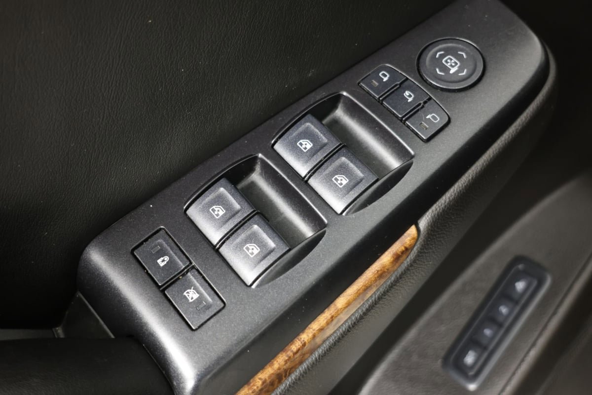Used 2015 Chevrolet Suburban LTZ AWD/4WD image 25