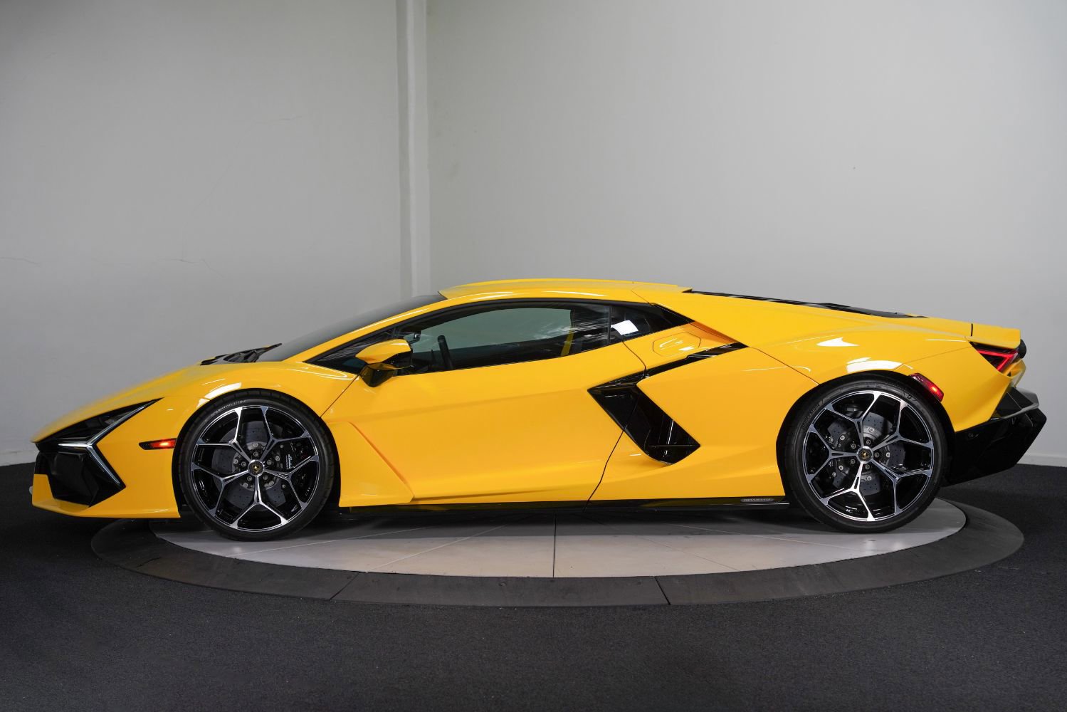 Used 2024 Lamborghini Revuelto AWD/4WD image 8