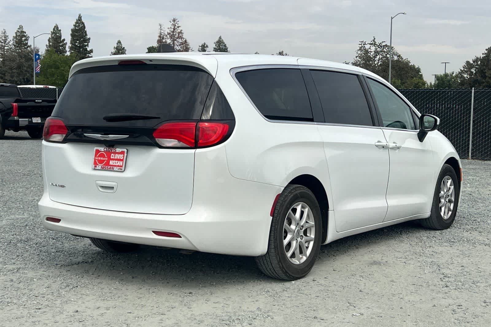 Used 2022 Chrysler Voyager LX FWD image 3