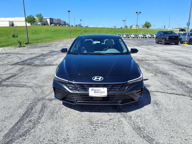 Used 2025 Hyundai Elantra SEL FWD image 2