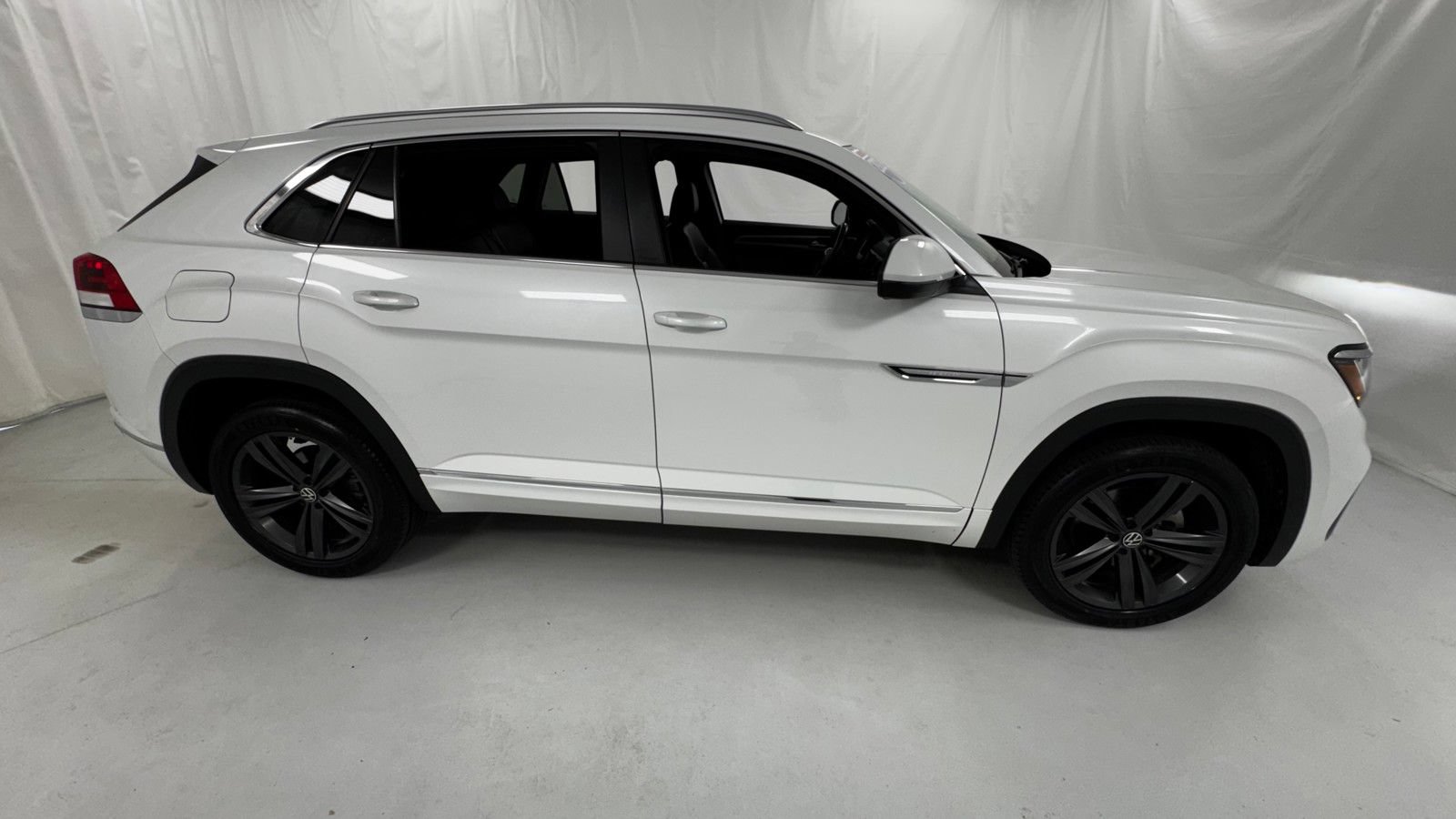 Used 2022 Volkswagen Atlas Cross Sport SEL R-Line AWD/4WD image 2