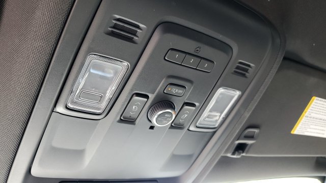 Used 2023 Chevrolet Tahoe Z71 w/ Luxury Package AWD/4WD image 18