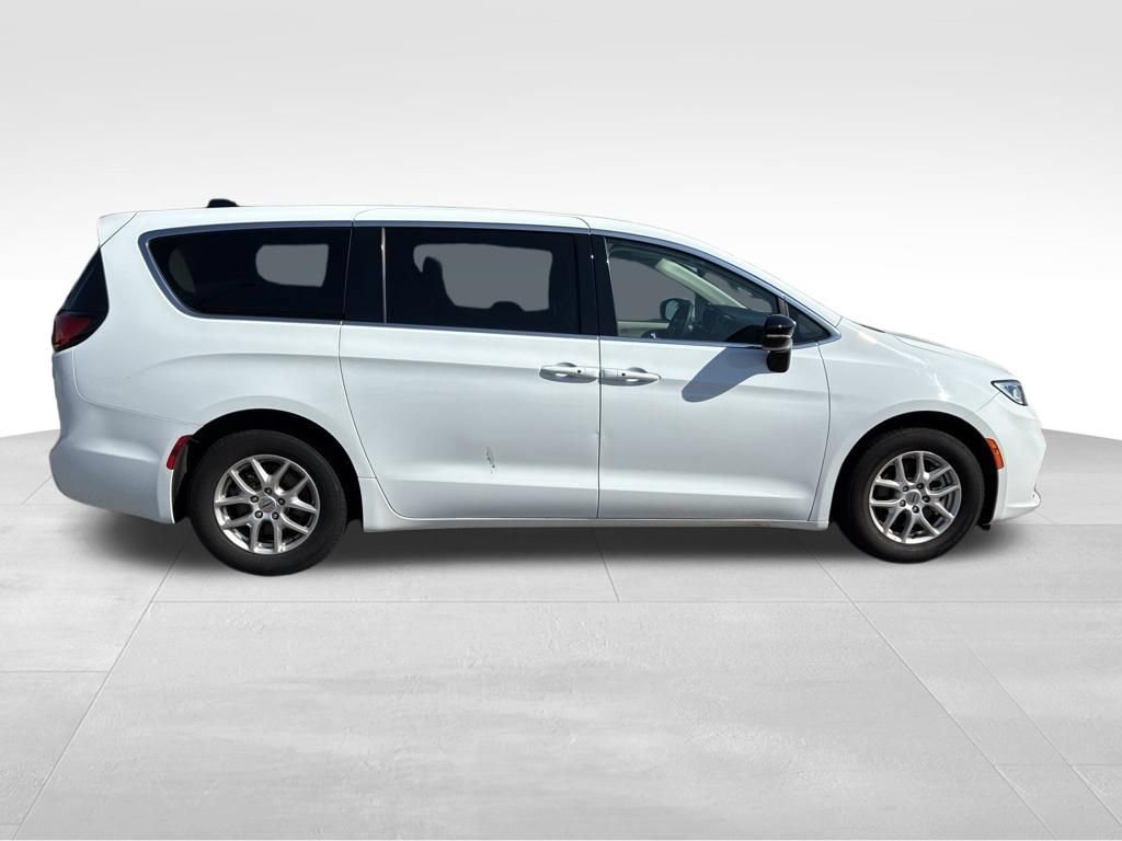 Used 2024 Chrysler Pacifica Touring-L FWD image 7