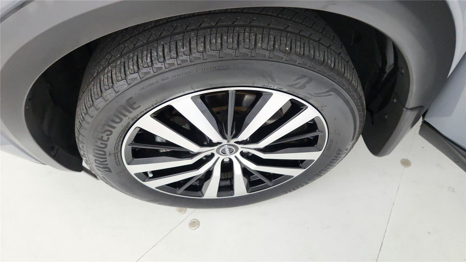 Used 2024 Nissan Pathfinder Platinum w/ Black Appearance Package AWD/4WD image 38