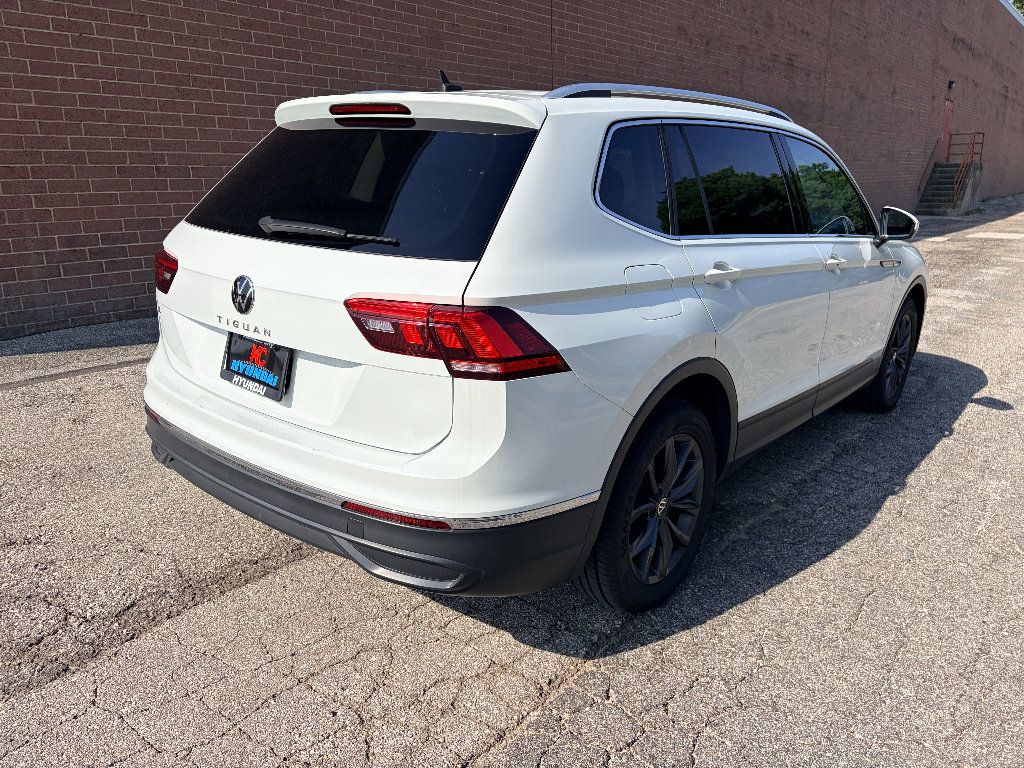 Used 2022 Volkswagen Tiguan SE w/ Panoramic Sunroof Package FWD image 5