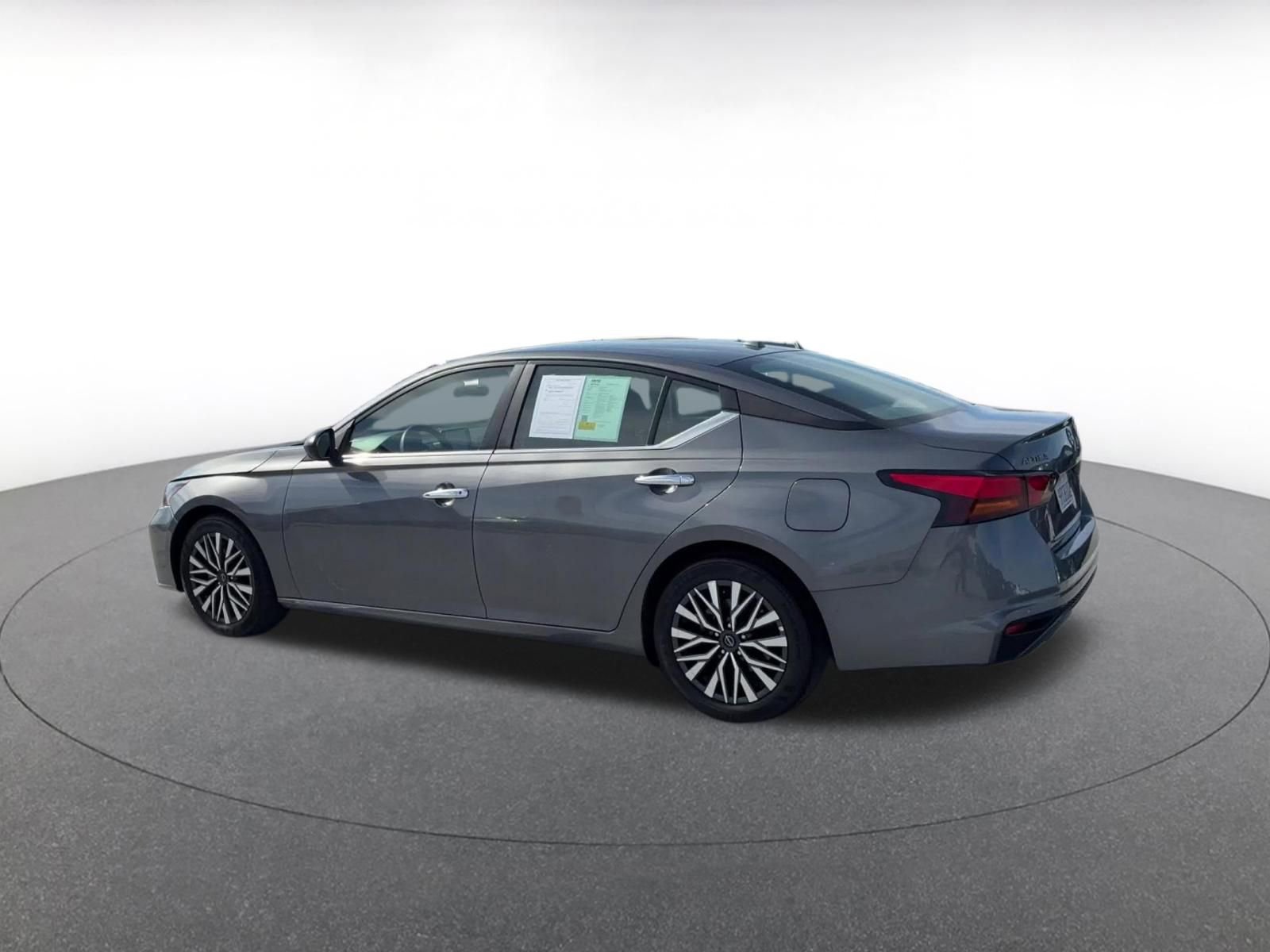 Used 2025 Nissan Altima 2.5 SV FWD image 10