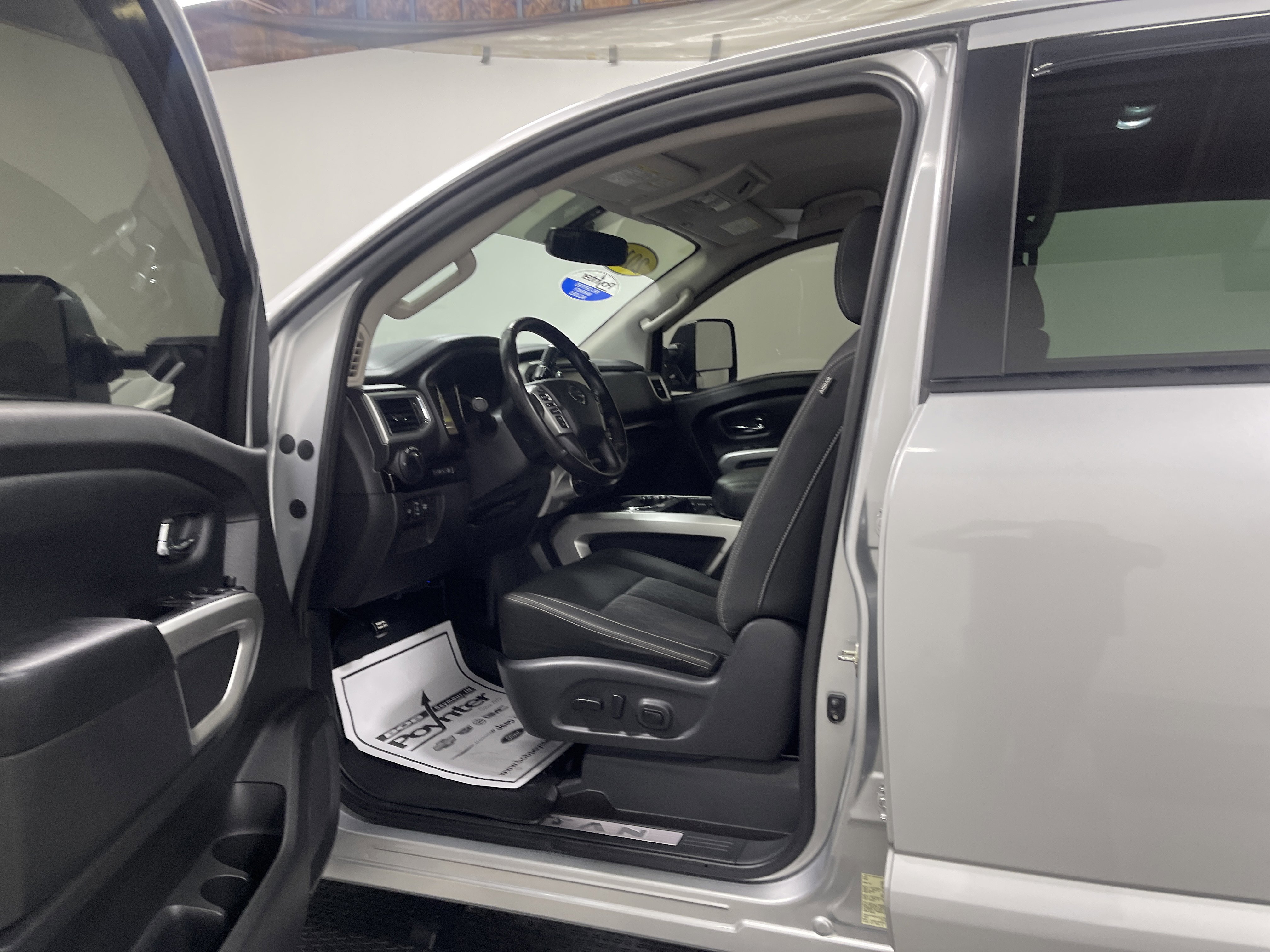 Used 2018 Nissan Titan SV w/ SV Convenience Package AWD/4WD image 9