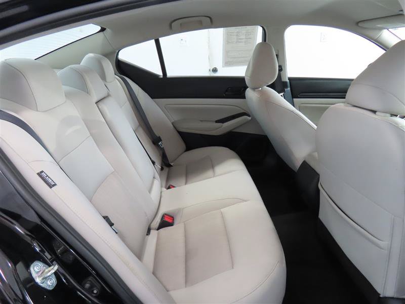 Used 2025 Nissan Altima 2.5 SV FWD image 31