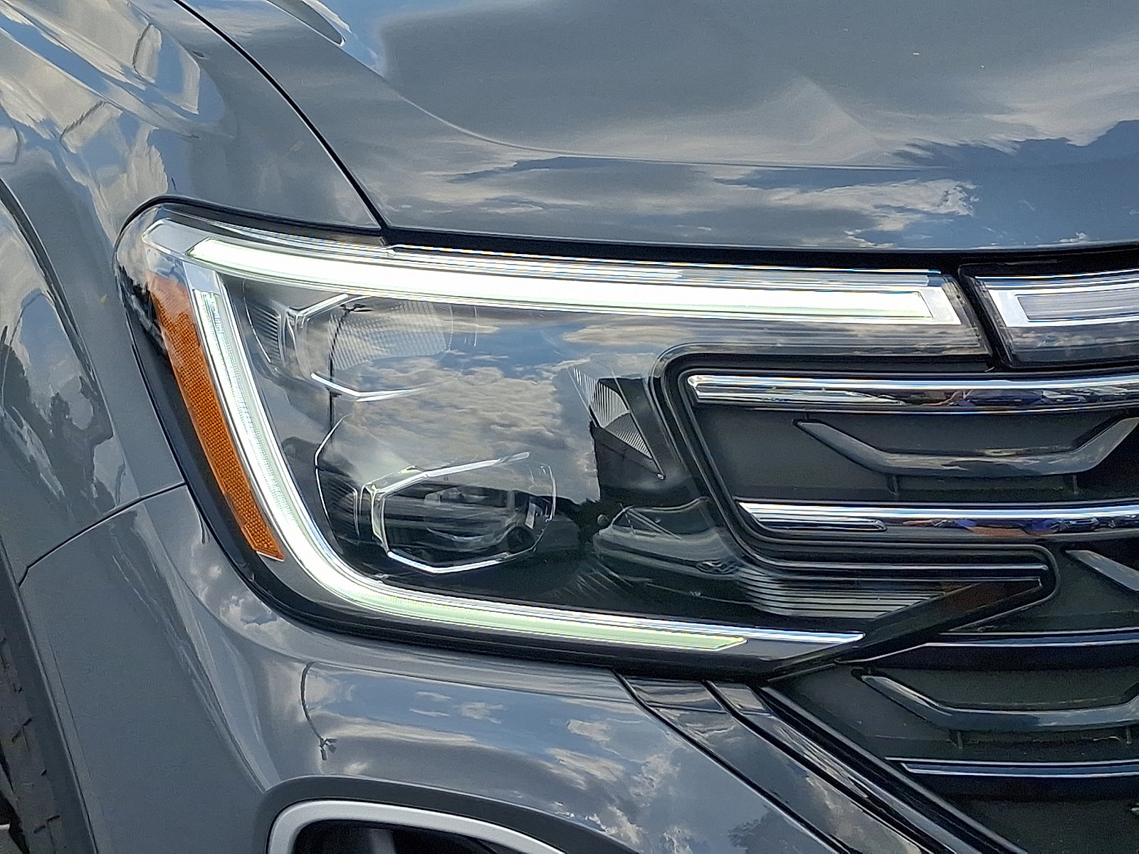 Certified 2025 Volkswagen Atlas Peak Edition SE image 9