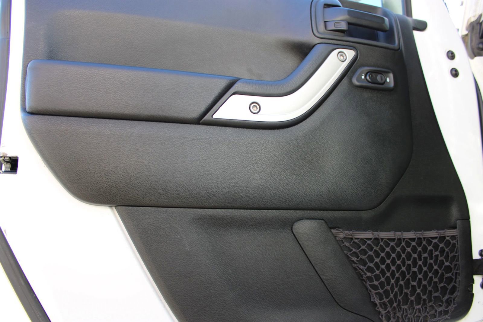 Used 2018 Jeep Wrangler Unlimited Sahara w/ Connectivity Group image 14