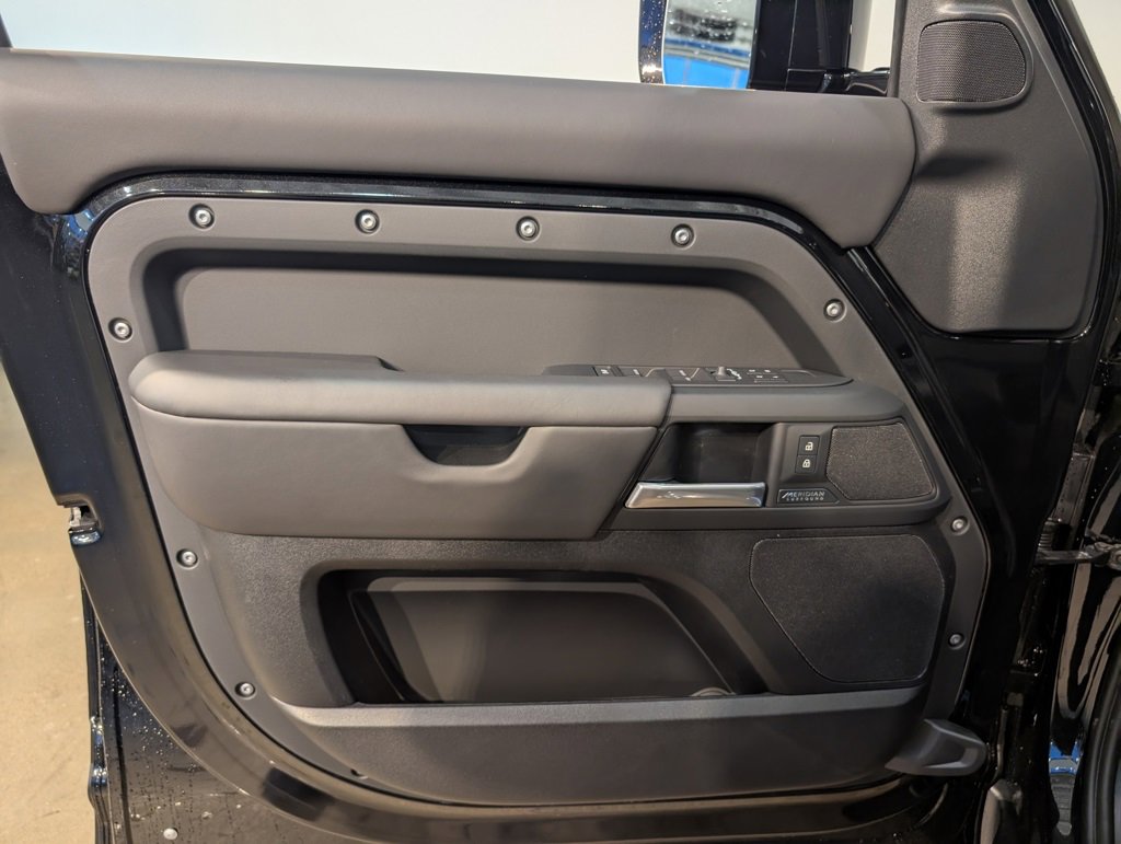 New 2026 Land Rover Defender 130 X-Dynamic SE image 8