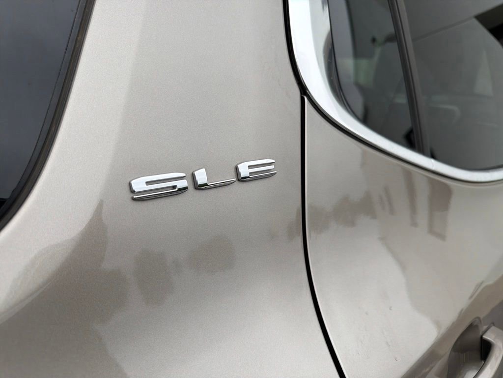 Used 2023 GMC Acadia SLE w/ Driver Convenience Package FWD image 2