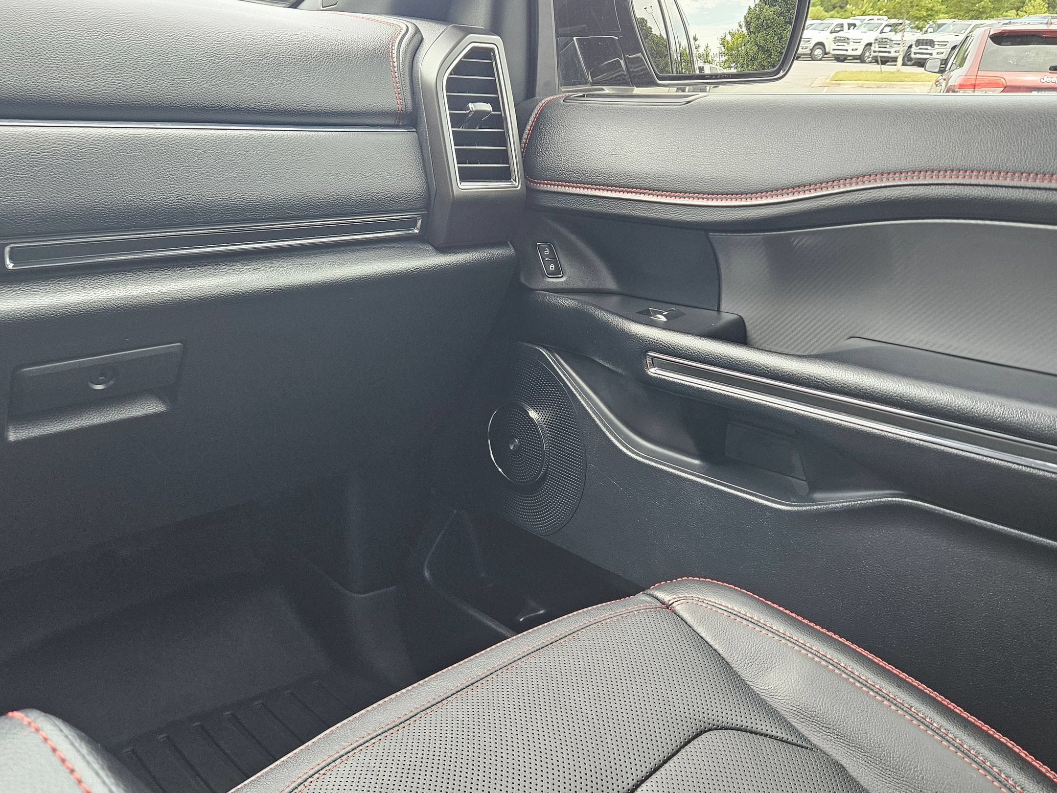 Used 2019 Ford Expedition Limited w/ Equipment Group 303A AWD/4WD image 11