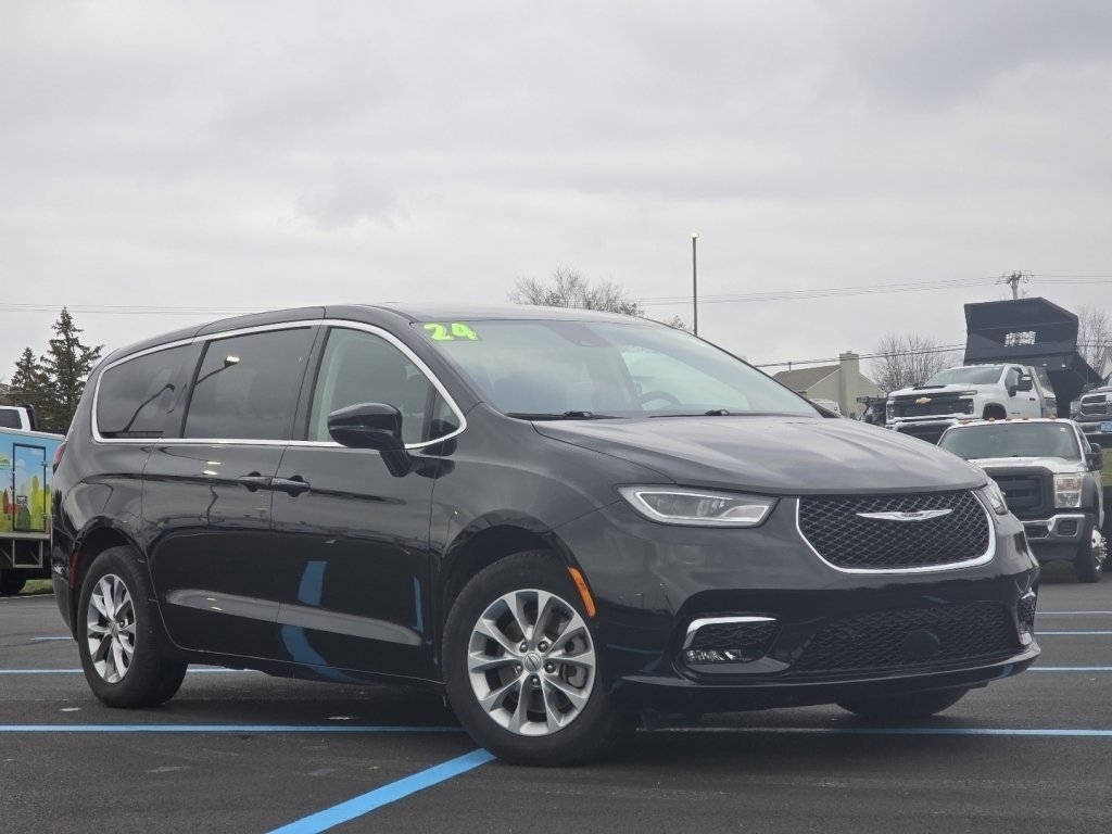 Used 2024 Chrysler Pacifica Touring-L w/ Uconnect Theater Family Group image 2