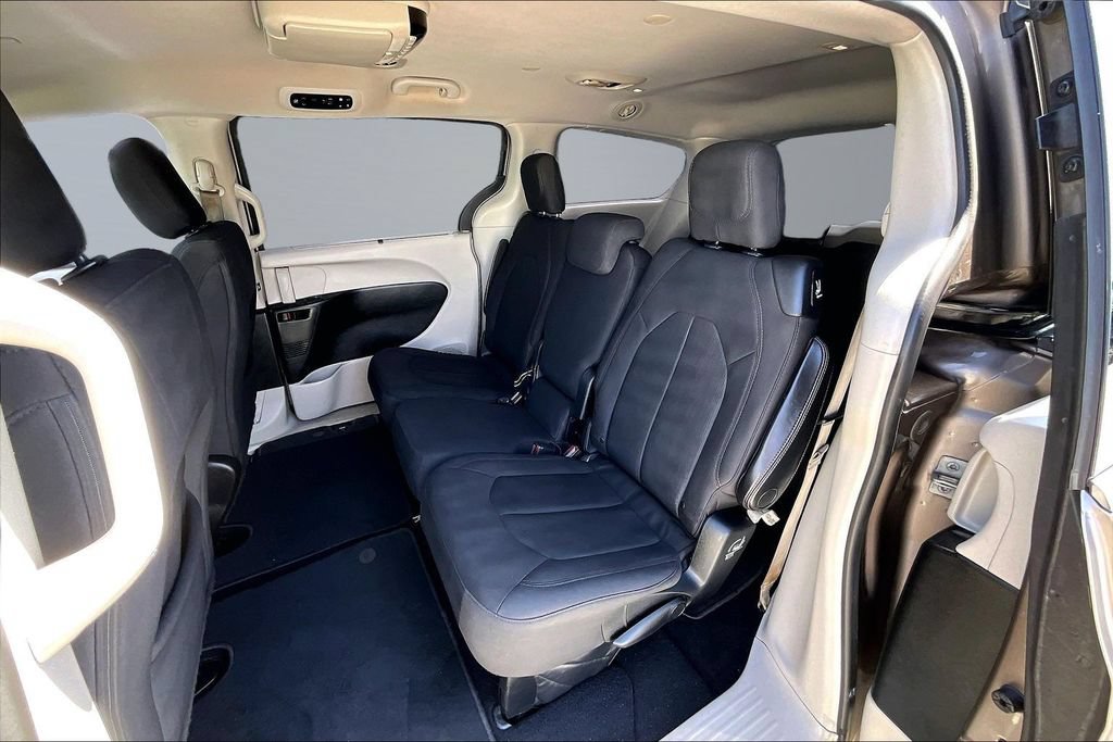 Used 2018 Chrysler Pacifica Touring Plus w/ Tire & Wheel Group FWD image 19