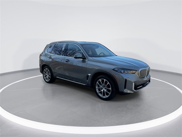 Used 2025 BMW X5 xDrive50e image 2
