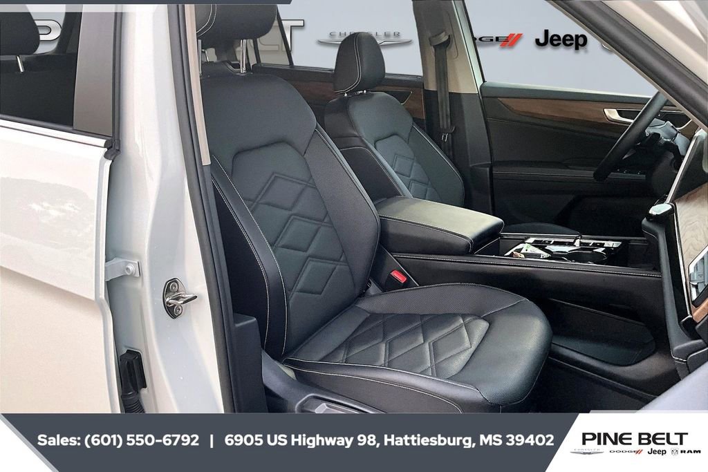 Used 2025 Volkswagen Atlas SE image 6