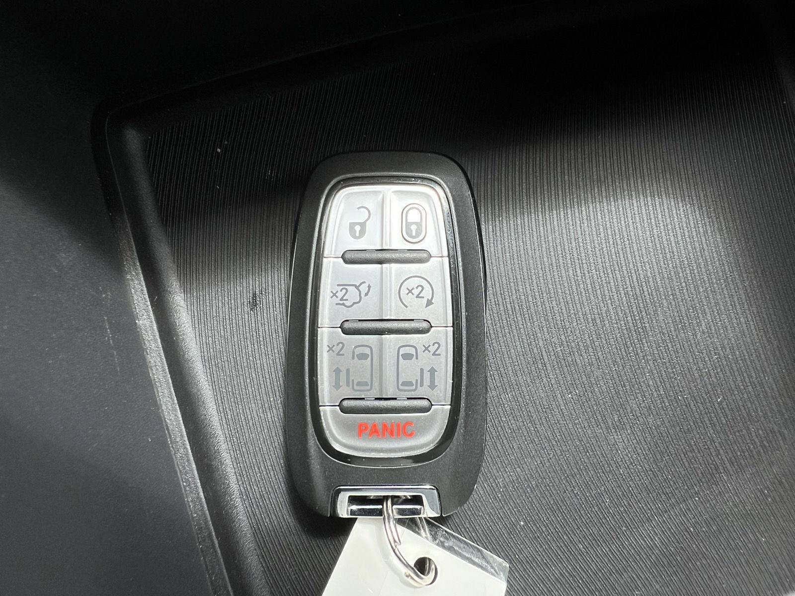Used 2026 Chrysler Pacifica Select AWD/4WD image 35