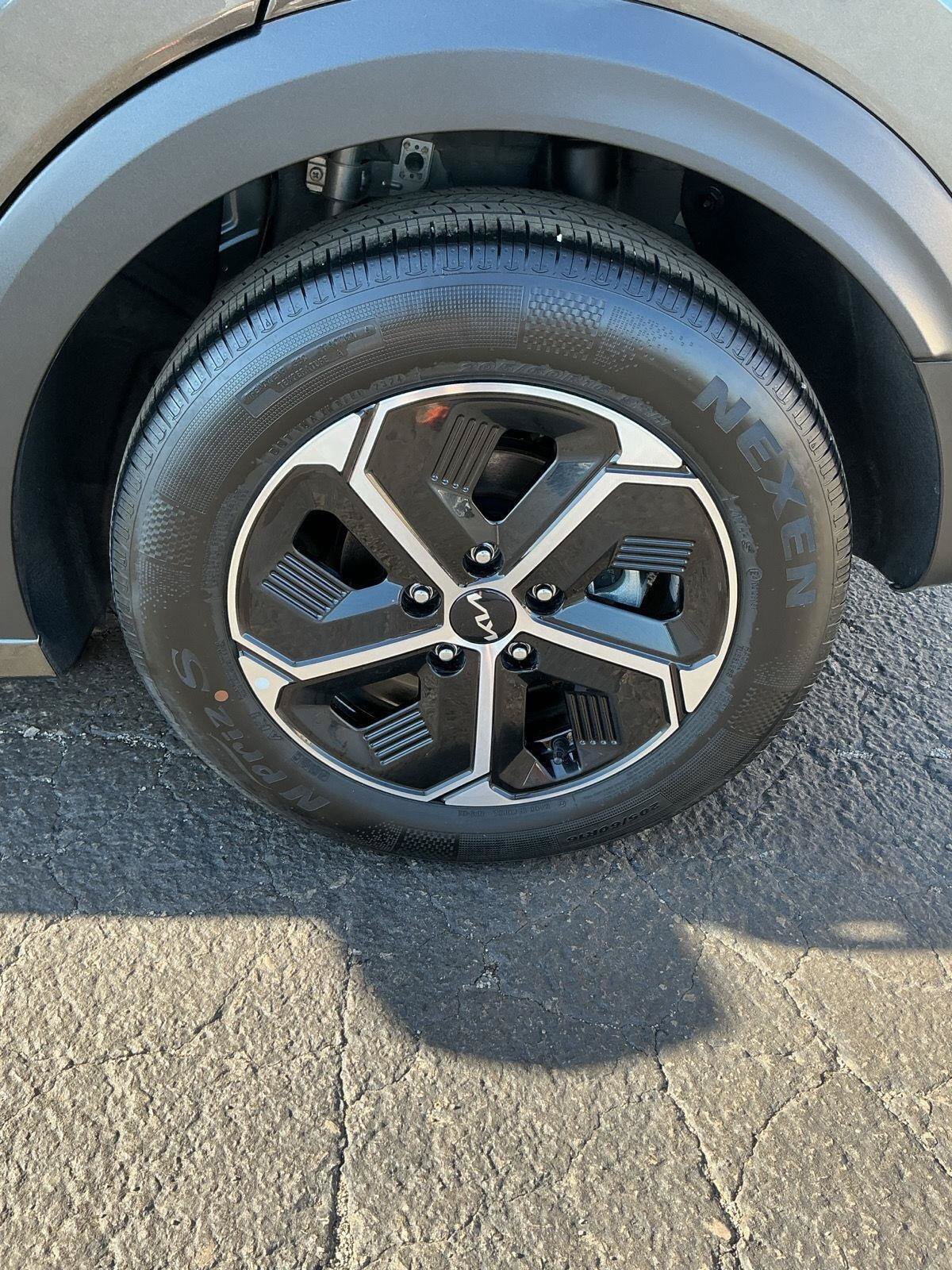Certified 2025 Kia Niro LX FWD image 10