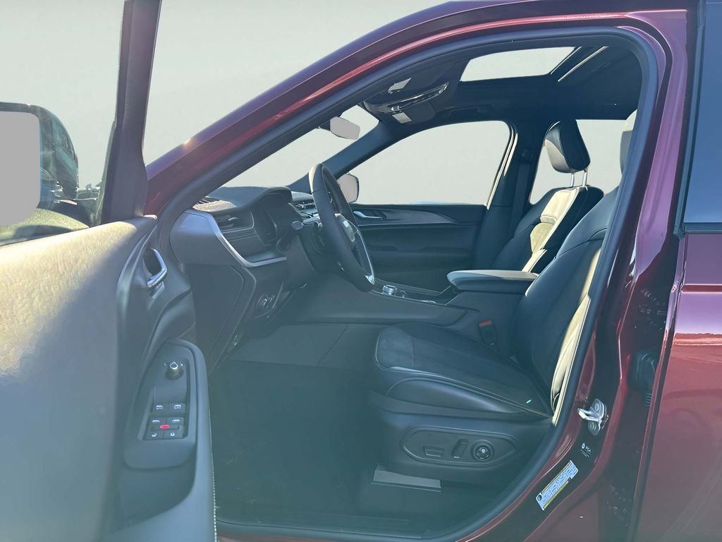 New 2025 Jeep Grand Cherokee L Altitude image 24