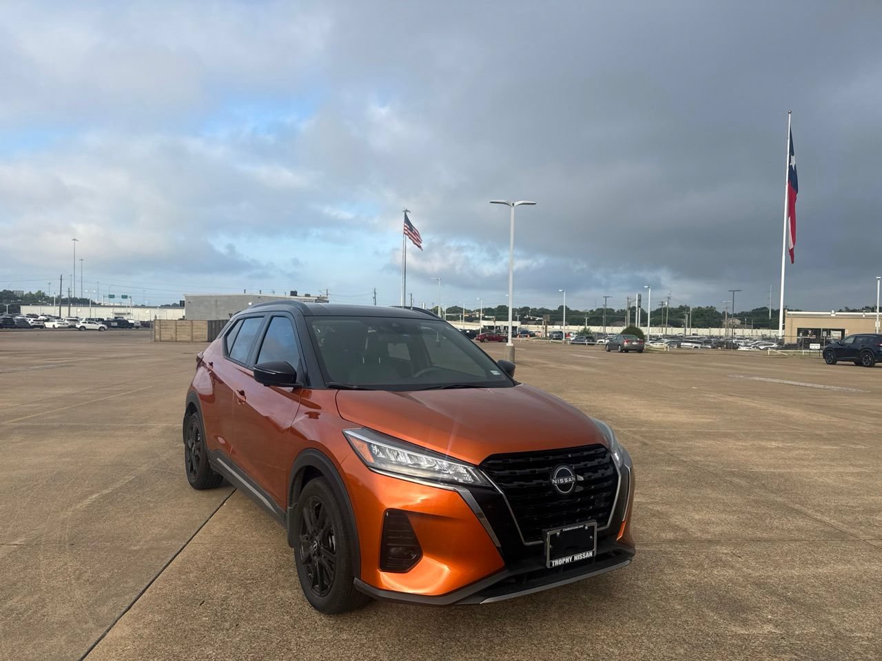 Used 2023 Nissan Kicks SR w/ SR Premium Package FWD image 2