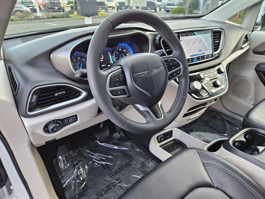 Used 2024 Chrysler Pacifica Touring-L image 20