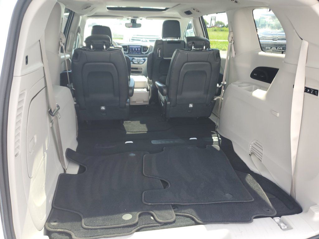 Used 2019 Chrysler Pacifica Limited w/ Tire & Wheel Group FWD image 9