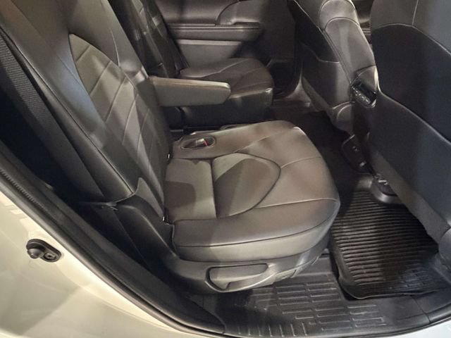 Used 2021 Toyota Highlander XLE AWD/4WD image 23