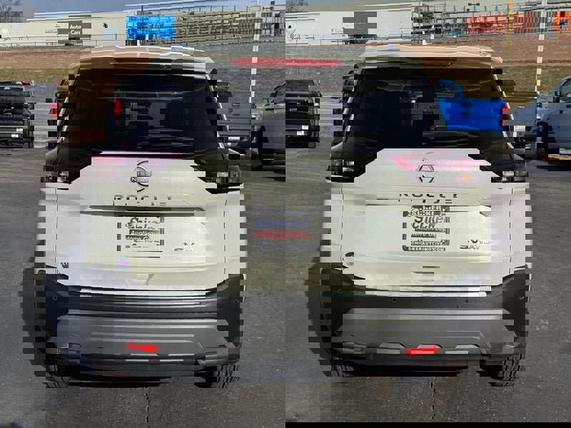 Used 2023 Nissan Rogue SV w/ SV Premium Package image 5