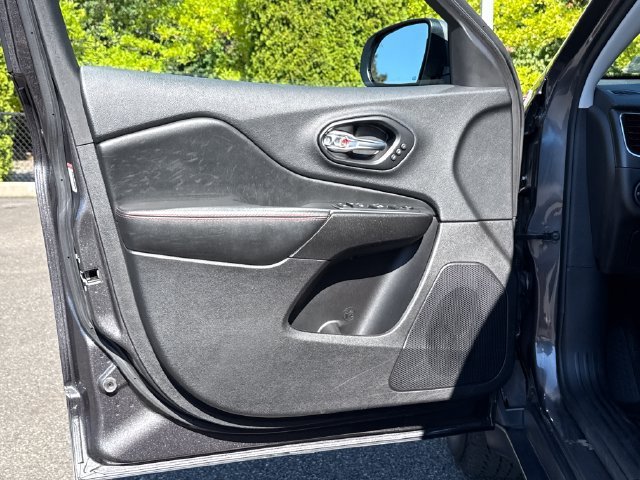 Used 2021 Jeep Cherokee Trailhawk AWD/4WD image 17