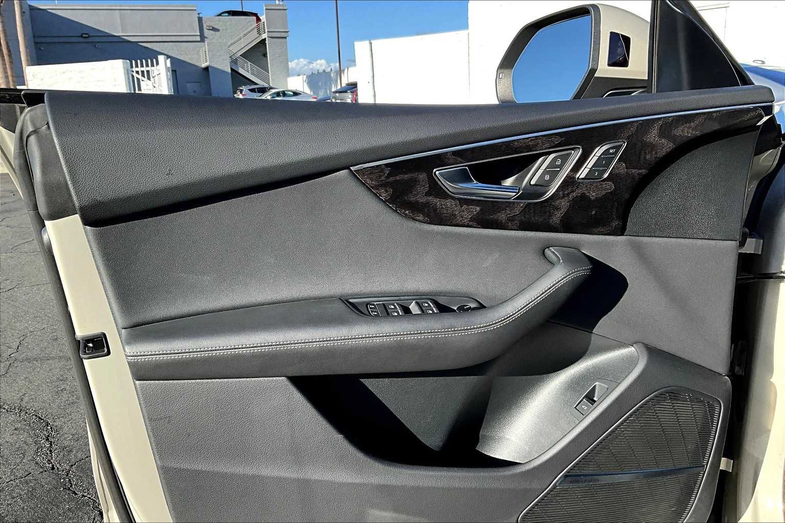 Used 2023 Audi Q8 Prestige w/ Prestige Package image 21