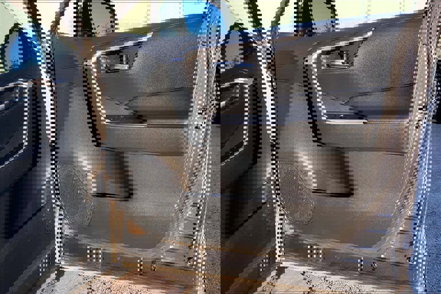 Used 2019 Toyota RAV4 XLE Premium image 16