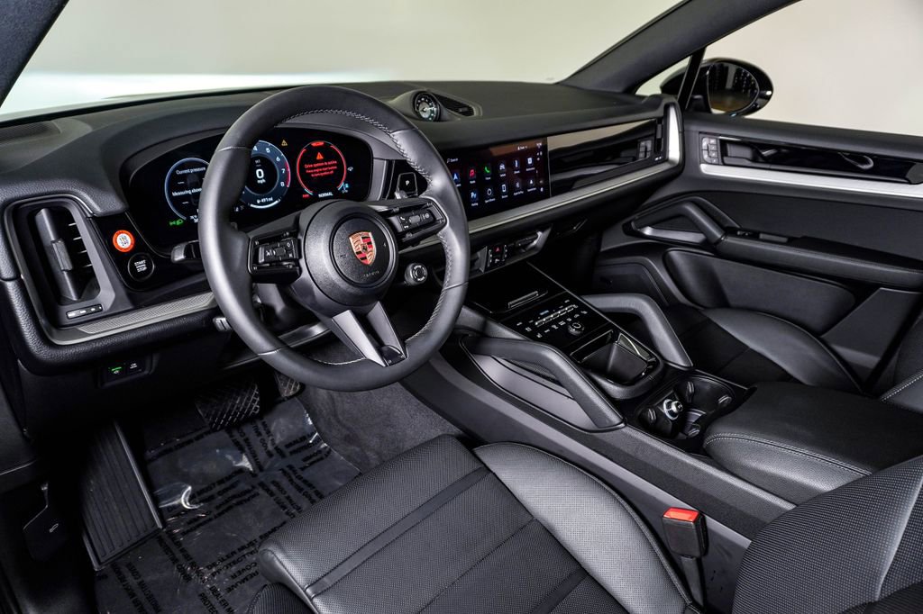 Certified 2025 Porsche Cayenne Coupe image 4