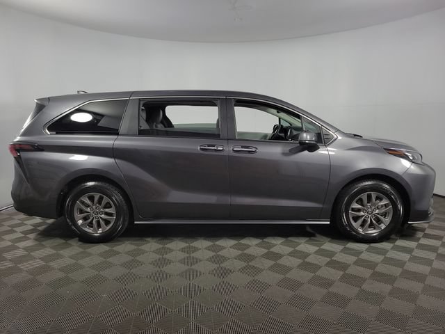 Used 2025 Toyota Sienna XLE FWD image 10