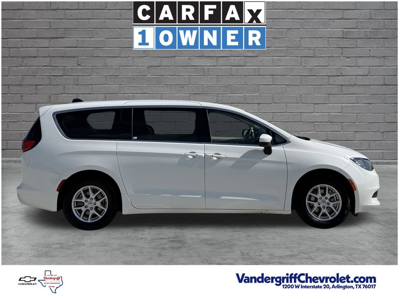 Used 2023 Chrysler Voyager LX FWD image 3