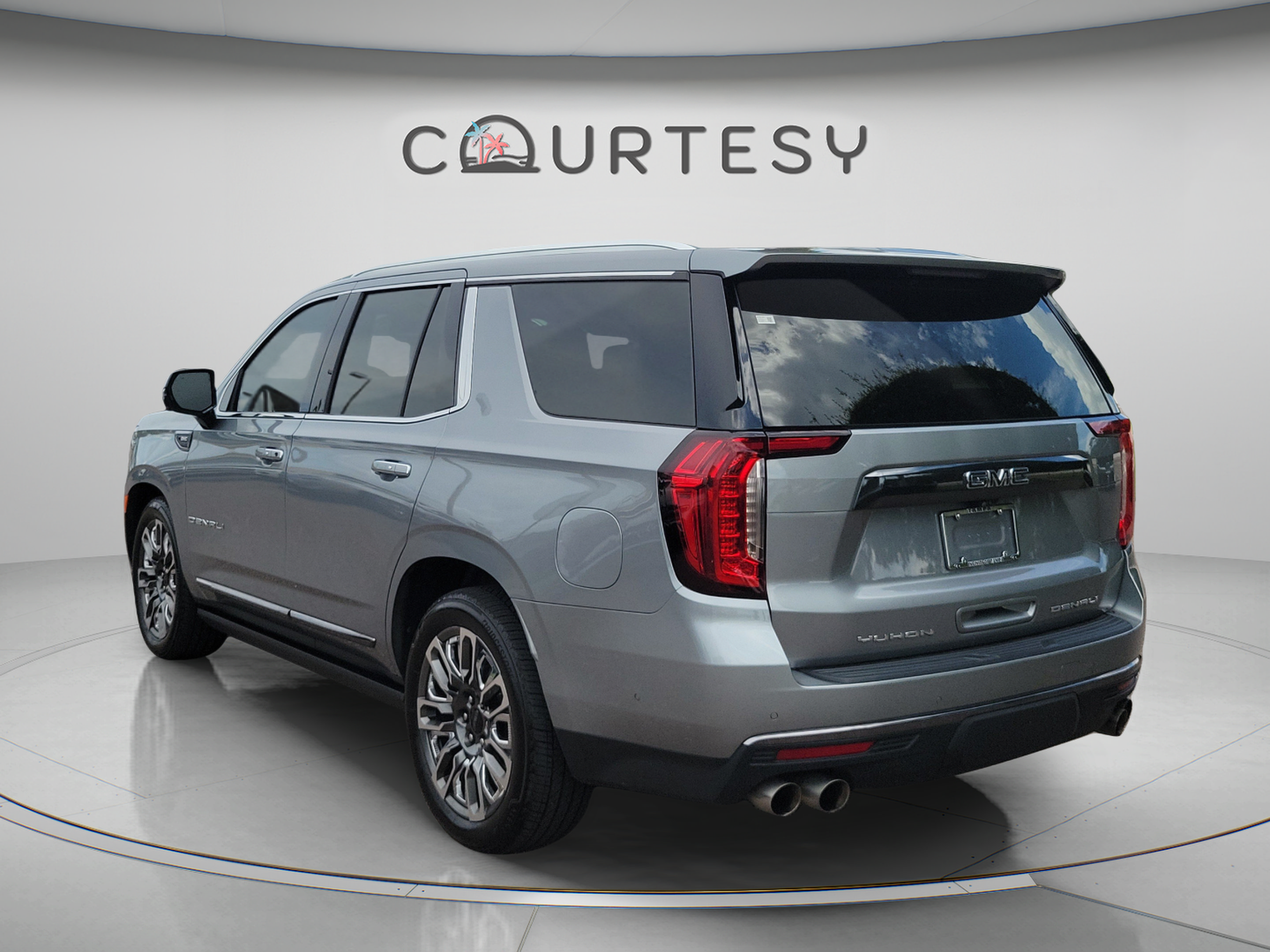 Used 2024 GMC Yukon Denali Ultimate AWD/4WD image 3